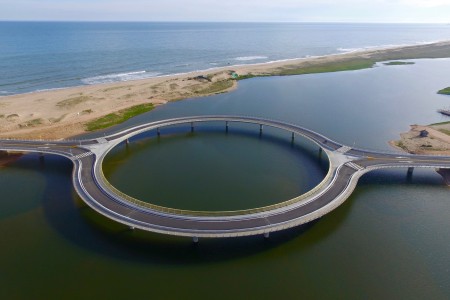 Puente circular sobre la Laguna Garzón