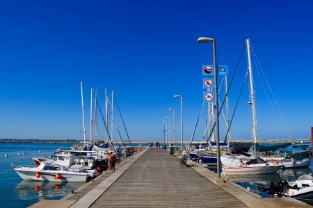 Muelle de madera donde amarran embarcaciones deportivas