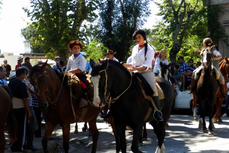 Desfile gauchezco en el Festival del asado con cuero en Lascano
