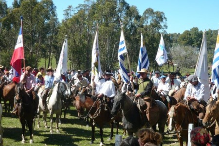Desfile gaucho en el Festival de la Danza y el Corcovo