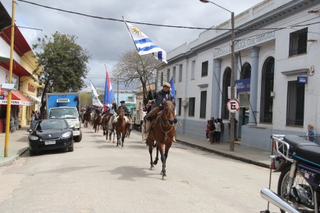 Desfile por las calles de Castillos en el Festival de la Danza y el Corcovo