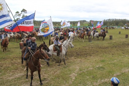 Desfile gaucho en el Festival de la Danza y el Corcovo
