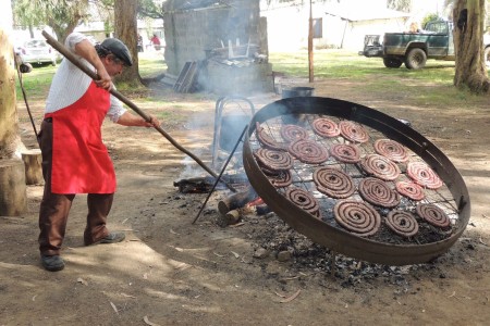 Chorizos caseros en la Sociedad 19 de abril, Rocha