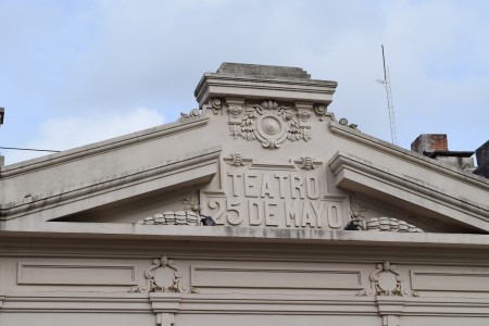 Detalles de la fachada del Teatro 25 de Mayo