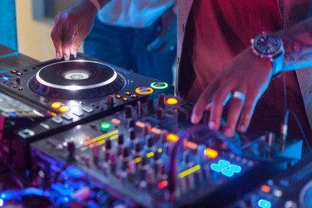 Música electrónica en Cardamomo en Punta del Diablo
