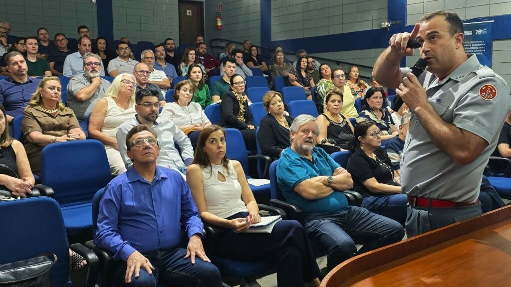 Palestra debate a segurança de veículos elétricos em garagens condominiais