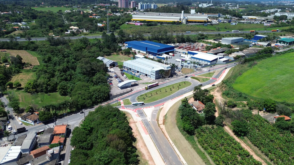 Applausi investe em melhorias viárias e urbanas que beneficiam o bairro Engordadouro,...