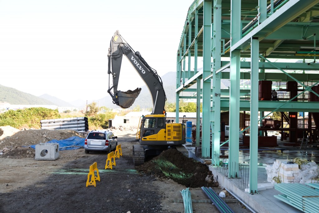 Reduced/Zero Tail Swing Excavators Equipment Spotlight Underground Construction