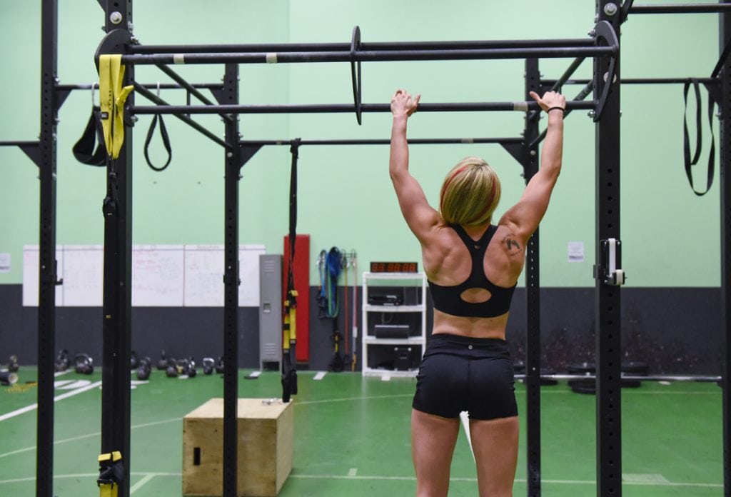 Cassandra Witt works out on pull-uobars