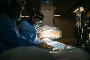 surgeons performing in an cath lab.