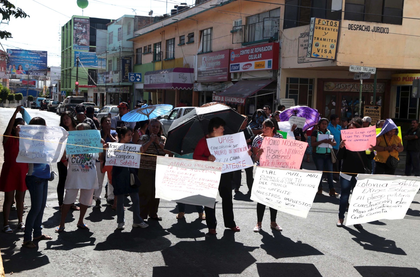 Bloquean colonos dos calles en Chilpancingo; exigen agua a la Capach ...