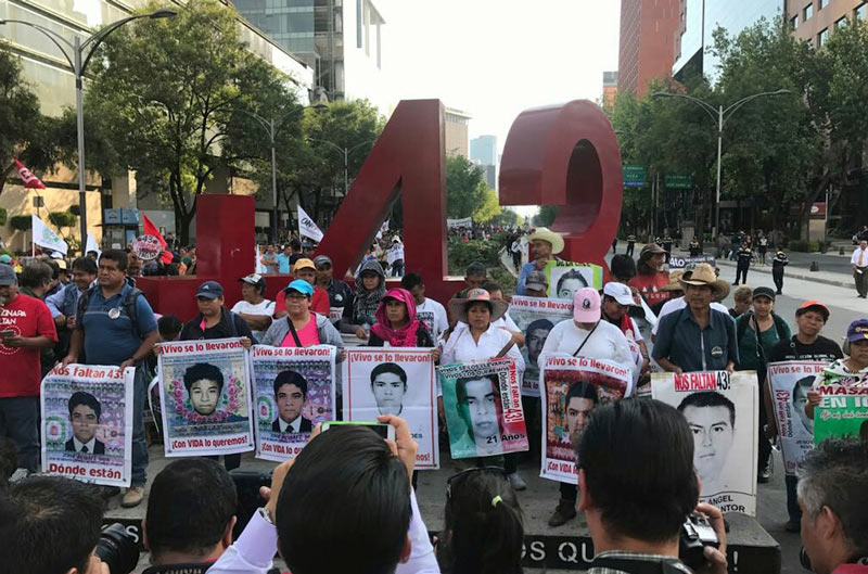 Marchan en CDMX a 31 meses de la desaparición de los 43 - El Sur ...
