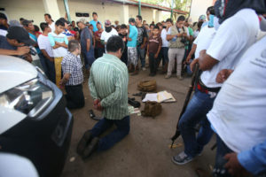 Detiene la nueva autodefensa a un agente de PGR y un civil que extorsionaban