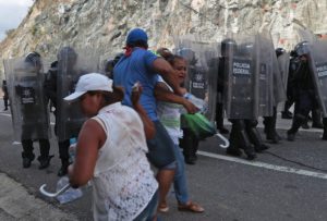 Desalojan federales bloqueo en la autopista