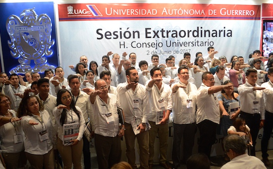 Toma de protesta de los nuevos funcionarios y consejeros de la Universidad Autónoma de Guerrero, ayer en la Rectoría en Chilpancingo . Foto: El Sur