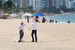 Muestrean la arena de playa Icacos I  para evaluar la certificación Blue Flag