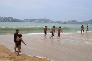 Vacacionistas en la zona Dorada de Acapulco