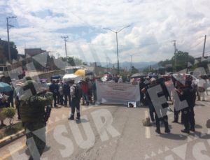 Bloquean padres y maestros de secundarias técnicas la entrada a Chilapa