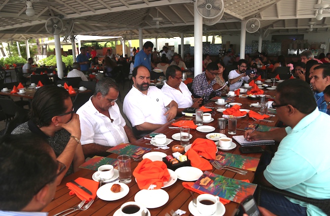El consultor independiente, experto en temas de derechos humanos, democracia, participación ciudadana, sociedad civil y políticas públicas, Emilio Álvarez Icaza, se reunió ayer con representantes de diferentes medios de comunicación en el restaurante del hotel Elcano de Acapulco . Foto: Jesús Trigo
