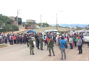 Bloqueo en Chilapa; piden maestros y los amenazan