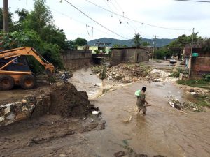 Causan las lluvias inundaciones en seis colonias de Acapulco