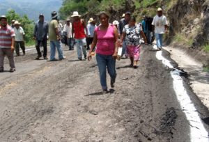Se niegan en la Montaña a recibir carretera en mal estado