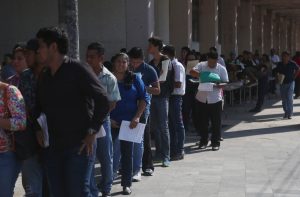 Cientos de jóvenes en busca de empleo en Acapulco
