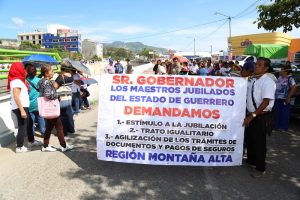 Cierran maestros jubilados y pensionados dos avenidas de Chilpancingo