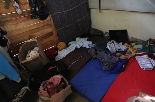 Colchonetas y cajas de cartón que contienen las pocas pertenencias de desplazados de comunidades del municipio de Chilapa, que el 8 de junio escaparon de la violencia generada por la disputa entre dos grupos de la delincuencia, hacia una comunidad del municipio de Juan R. Escudero donde están refugiados. Foto: Jesús Eduardo Guerrero