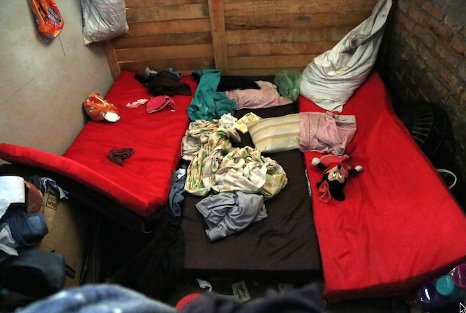 El minúsculo cuarto en una comunidad del municipio de Juan R. Escudero donde se refugia una familia que huyó hace un mes de la violencia provocada por la disputa del territorio entre Los Ardillos y Los Rojos en el municipio de Chilapa. Foto: Jesús Eduardo Guerrero