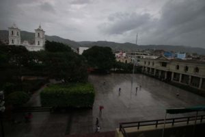 Paraguas visten de colores el Zócalo de Chilpancingo
