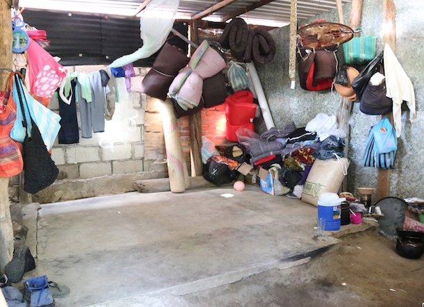 El cuarto de 3 metros cuadrados en una comunidad del municipio de Juan R. Escudero donde se refugia una familia de desplazados por la violencia ante la disputa del territorio entre dos grupos delincuenciales en las comunidades de Ahuihuiyuco, Tepozcuautla y Tetitlán de la Lima, del municipio de Chilapa. Foto: Jesús Eduardo Guerrero