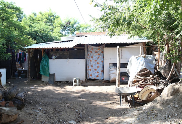 Una de las precarias casas que renta en el municipio de Juan R. Escudero una familia desplazada por la violencia en las comunidades de Ahuihuiyuco, Tepozcuautla y Tetitlán de la Lima, municipio de Chilapa. Foto: Jesús Eduardo Guerrero