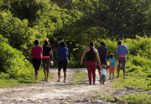 Viven en la precariedad y el hacinamiento familias desplazadas por la violencia de Tepozcuautla
