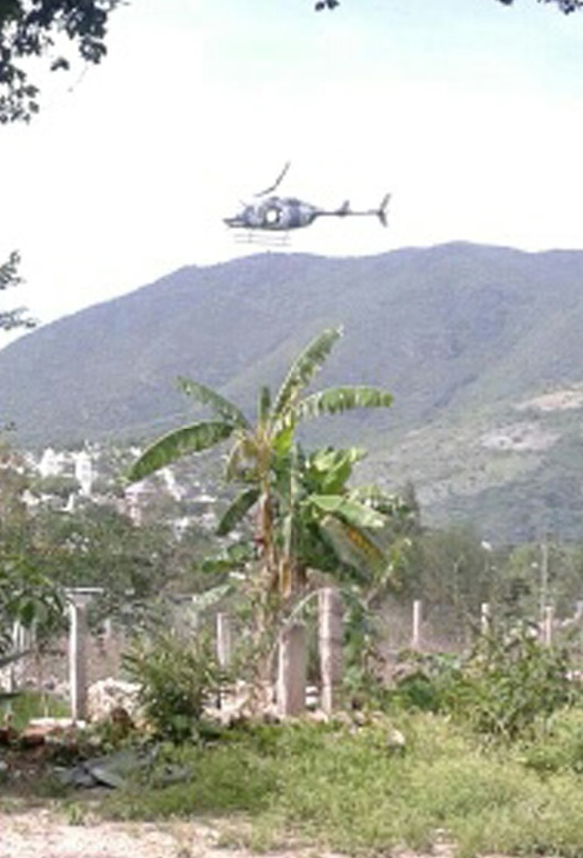 Un helicóptero militar sobrevuela Tlaltempanapa, en Zitlala, mientras en tierra policías militares y estatales se enfrentaban con los vecinos del lugar . Foto: El Sur