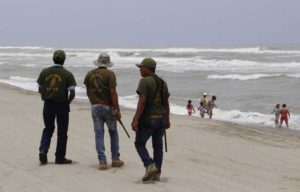 Policías de la UPOEG vigilan playas en Barra Vieja