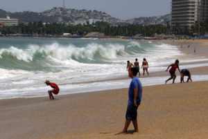 Turistas se divierten pese al alto oleaje y la contaminación en Acapulco