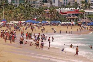 Turistas, pescadores y tlacololeros en Acapulco