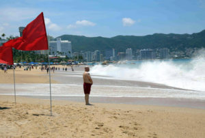 Olas hasta de 4 metros por el mar de fondo en Acapulco