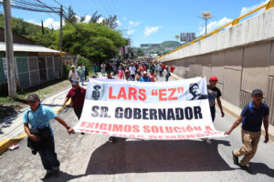Cierran la autopista en Chilpancingo por fertilizante