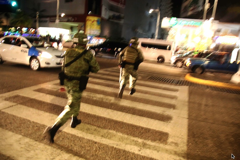 Soldados recorren la avenida Costera en la zona de bares, donde hombres armados dispararon al aire en unas 10 ocasiones desde un carro anoche. Foto: Carlos Alberto Carbajal