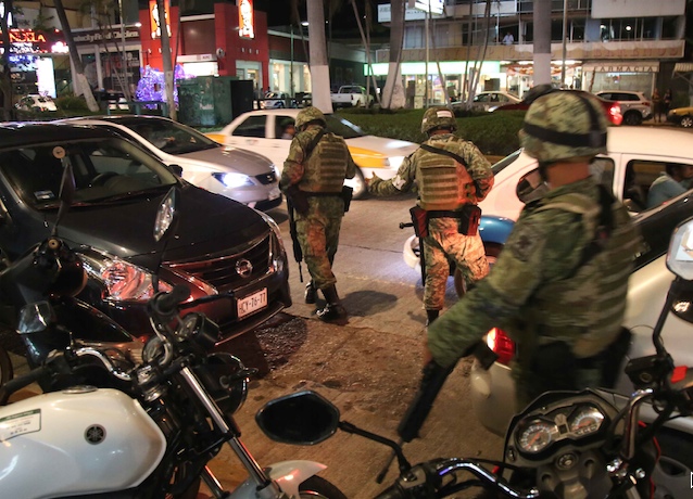 Soldados recorren la avenida Costera en busca delos hombres que dispararon al aire anoche en la zona de bares frente al fraccionamiento Magallanes. No se reportaron heridos ni detenidos, pese a que es un lugar patrullado por marinos y soldados. Foto: Carlos Alberto Carbajal