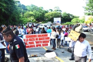 Bloquean padres por más de dos horas el crucero de Cerro Gordo, rumbo a Taxco; piden maestros