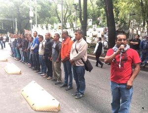 Lanzan huevos padres de los 43 a la PGR en la Cdmx; exigen resultados de 4 líneas de investigación