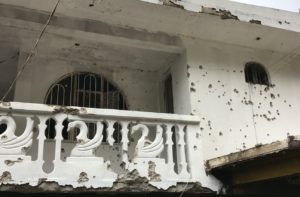 Más de mil balazos en dos casas en Pueblo Viejo