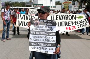 Protestan contra el Informe de Gobierno de Peña Nieto