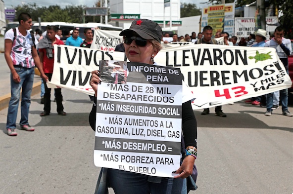 Maestros de educación básica y media superior, activistas, estudiantes de la Normal de Ayotzinapa y padres de los 43 desaparecidos, se manifestaron en Chilpancingo, Acapulco y Marquelia con marchas y bloqueos en demanda de la renuncia del presidente de la República y de la derogación de las reformas de su gobierno. En la imagen, uno de los bloqueos en la capital del estado Foto: Jessica Torres Barrera 