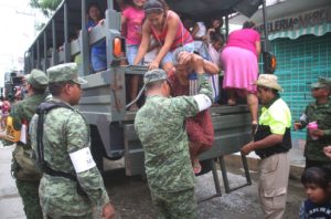Realizan simulacro de evacuación por huracán