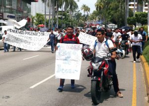 Marchan maestros idóneos en la avenida Costera para exigir a la SEG la renovación de su contrato
