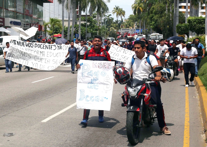 Marchan maestros idóneos en la avenida Costera para exigir a la SEG la ...